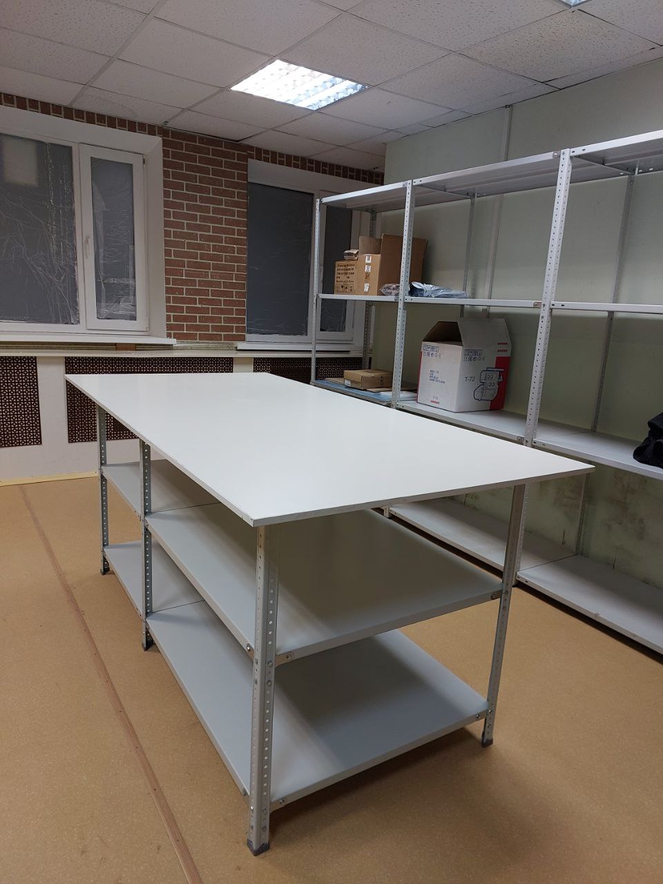 Металлический стол